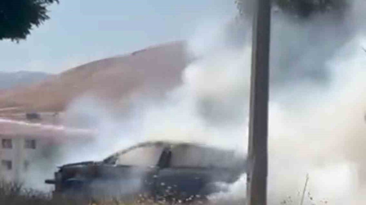 Elazığ'da otomobil alev aldı, itfaiye müdahale etti