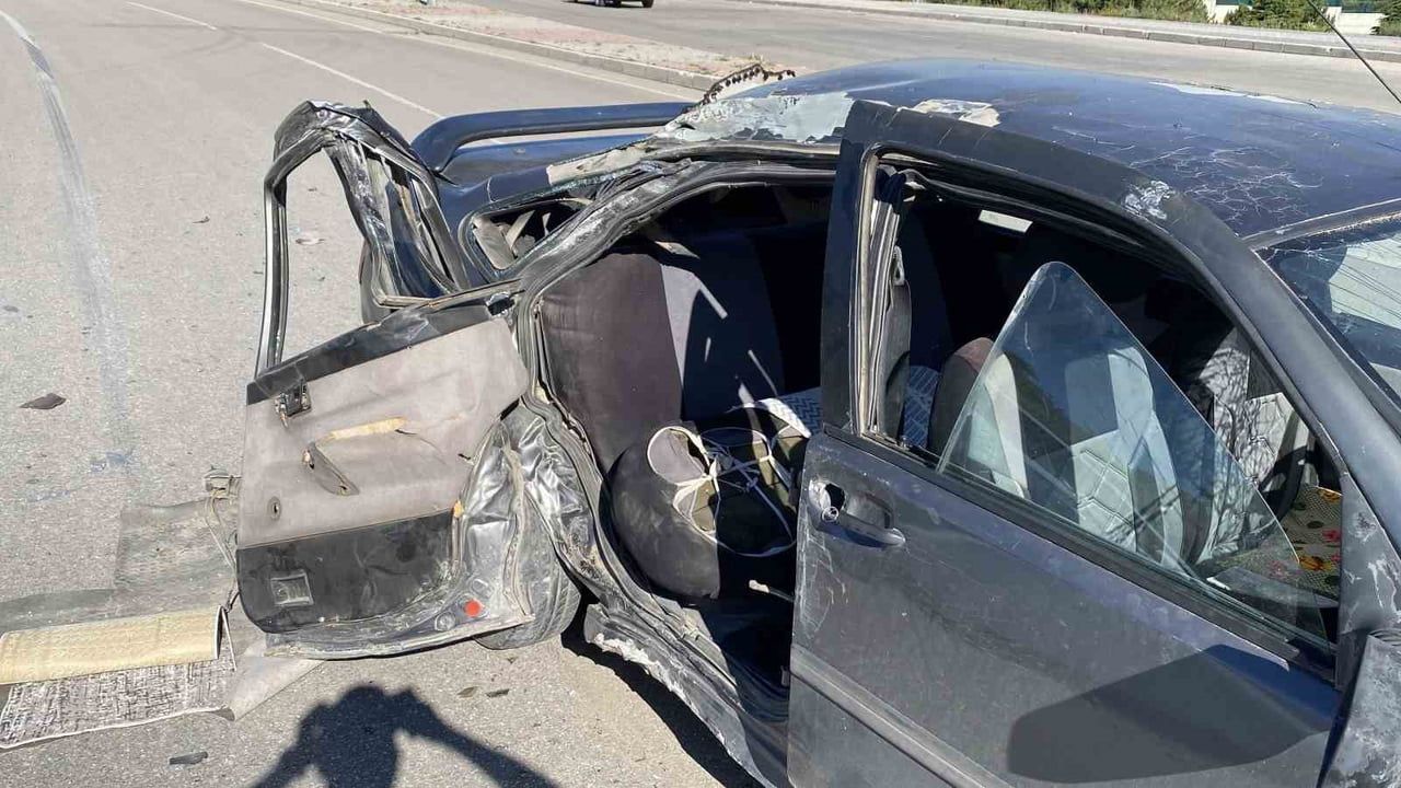 Elazığ’da otomobil aydınlatma direğine çarptı: 1’i ağır 3 yaralı