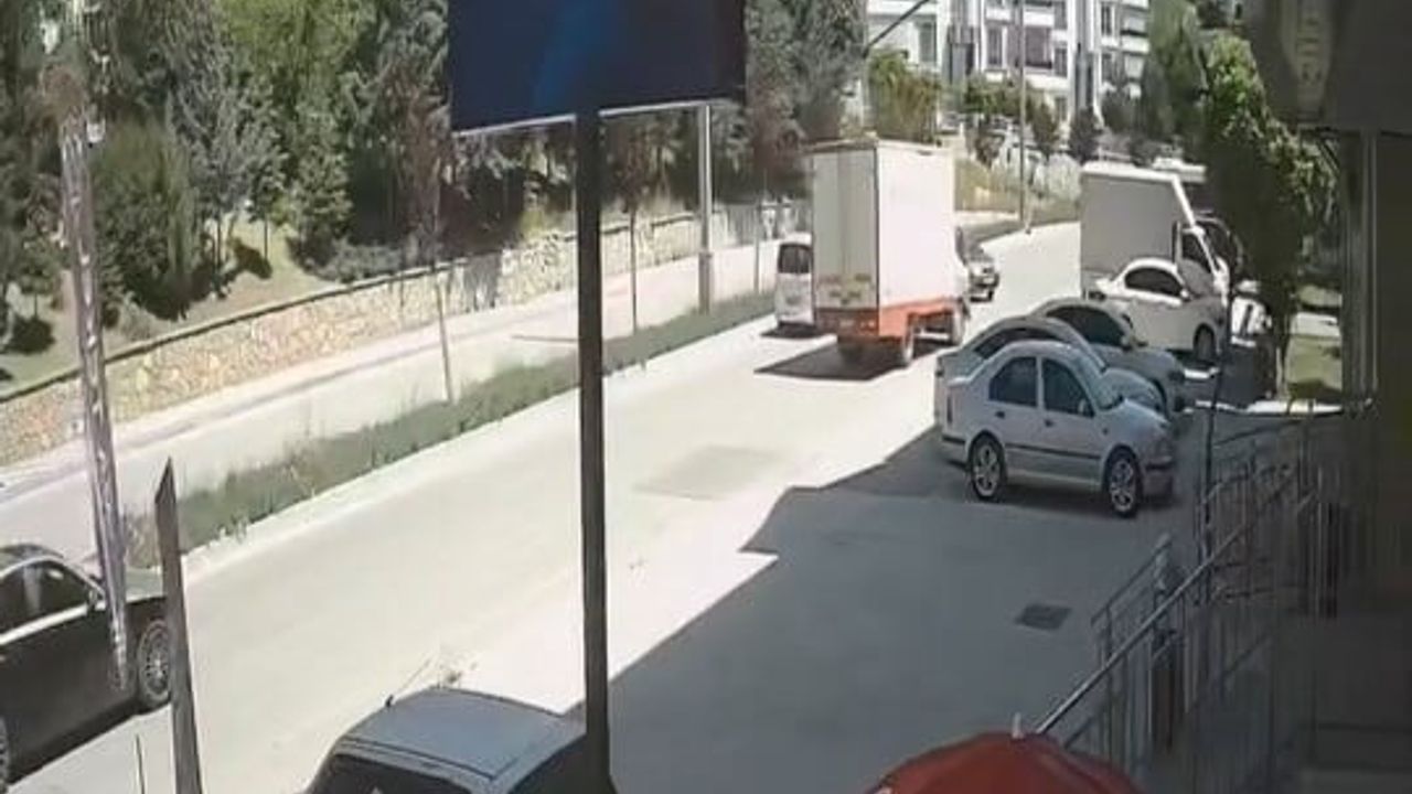 Elazığ'da otomobil karşı şeride geçip kamyonetle çarpıştı
