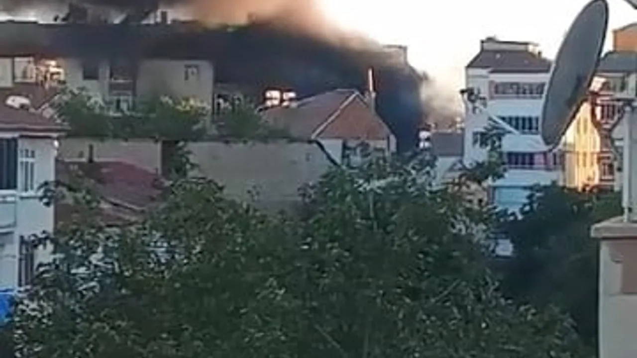 Elazığ’da palet yangını binaya sıçradı