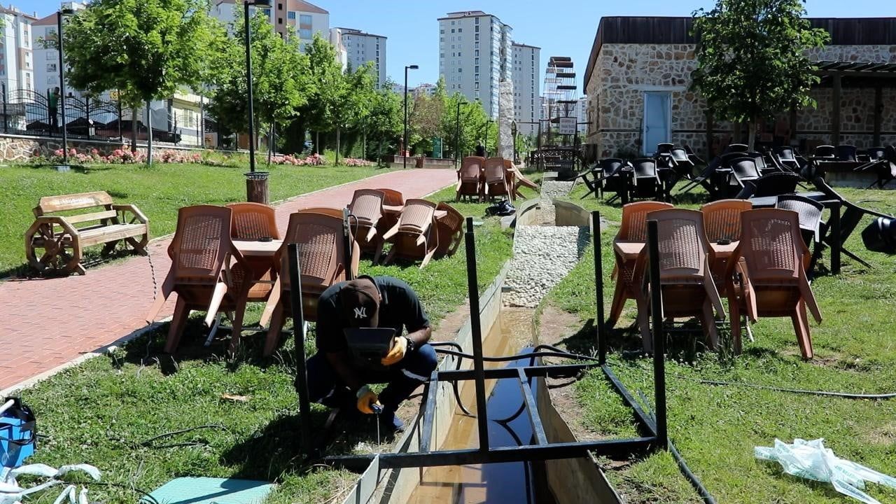 Elazığ’da park ve yeşil alanlarda bakım çalışmaları sürüyor