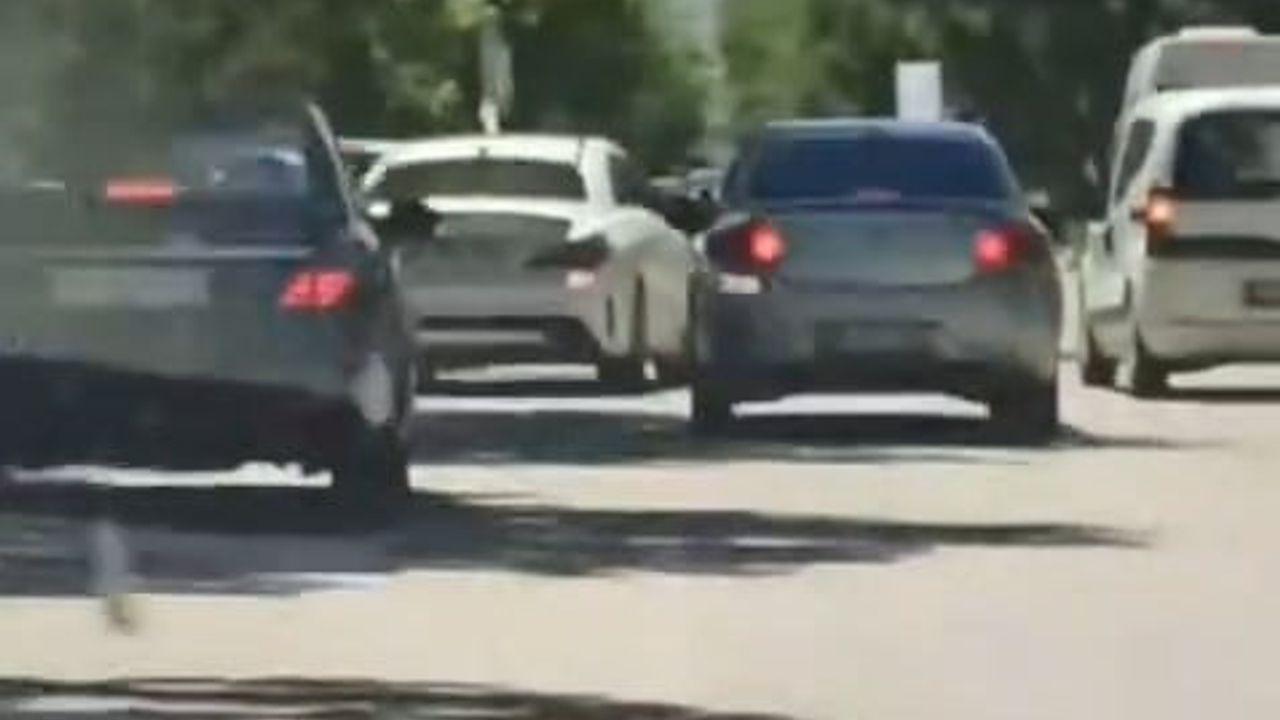 Elazığ’da peş peşe makas atan sürücü kameraya yansıdı