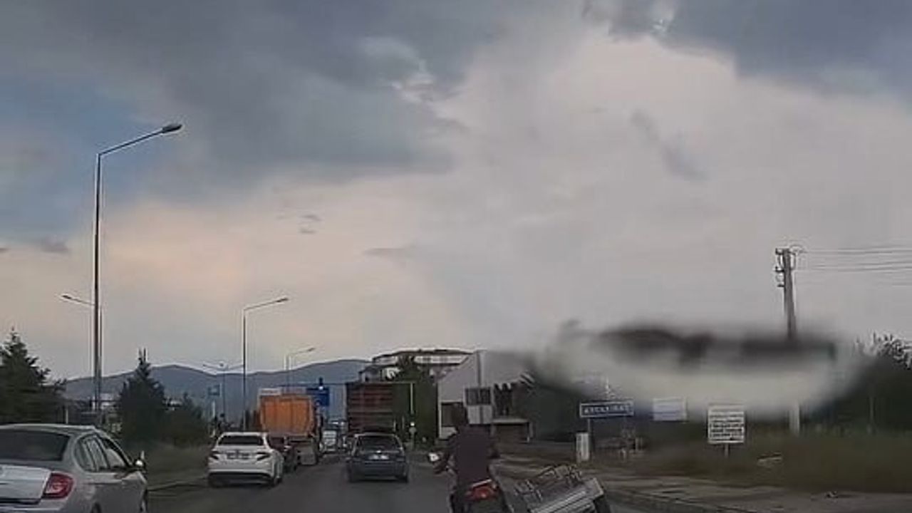 Elazığ'da sepetli motosiklet sürücüsünün tekeri kaldırarak tehlikeli seyri kamerada