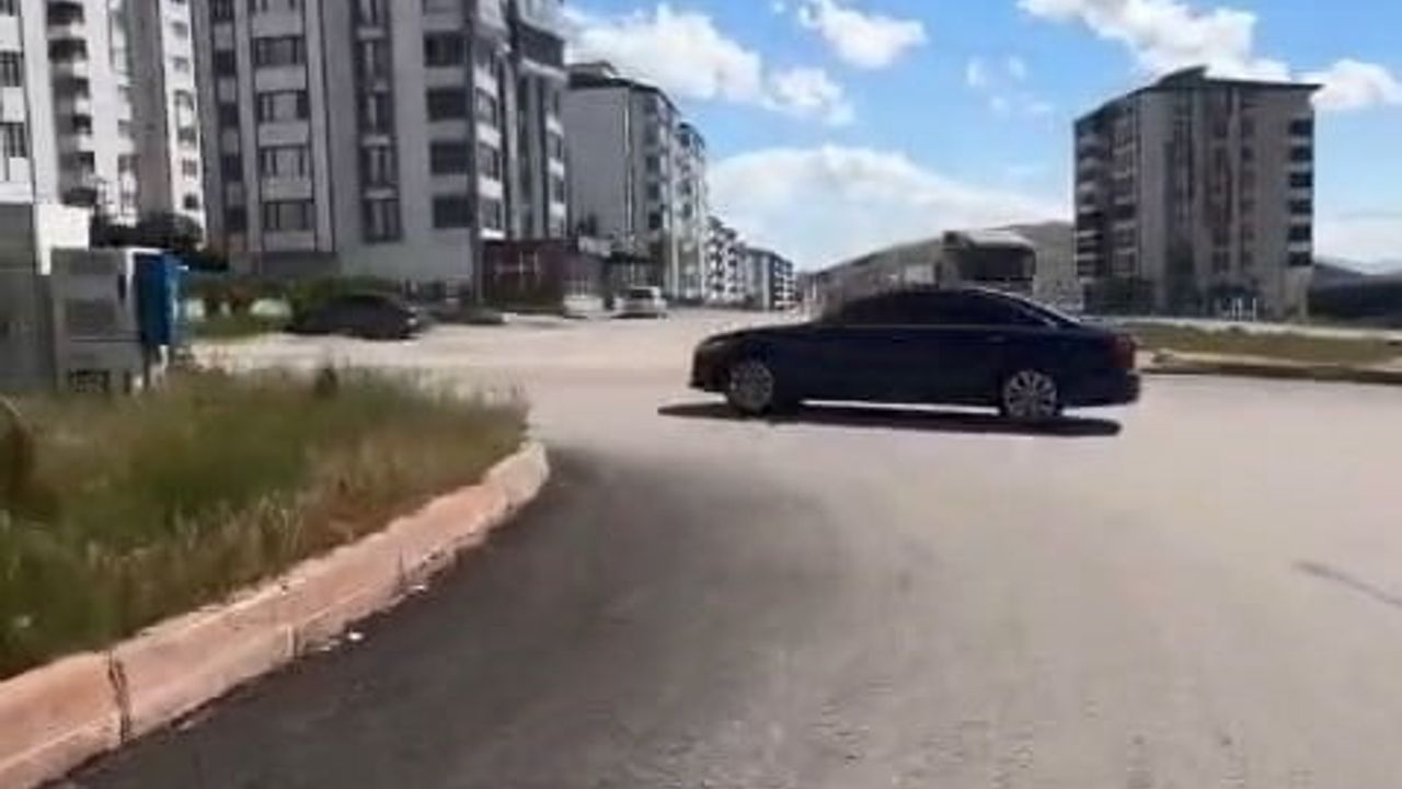 Elazığ’da sürücü plakasını kapatarak drift yaptı