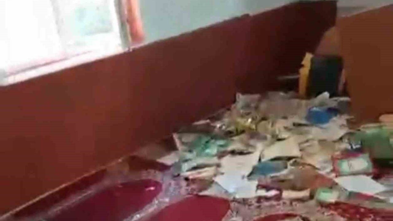 Elazığ'da tahrip edilen köy camisi belediye ekiplerince onarılarak ibadete açıldı