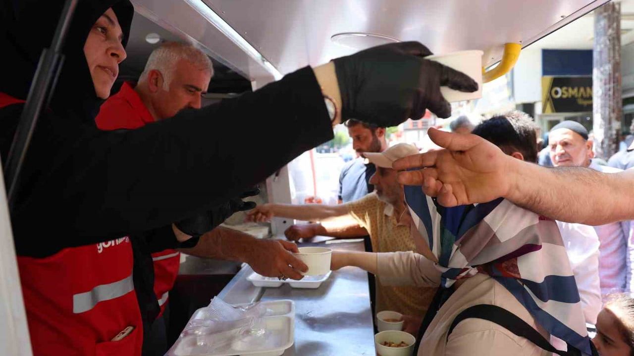 Elazığ'da Türk Kızılayı'ndan cuma çıkışı aşure ikramı
