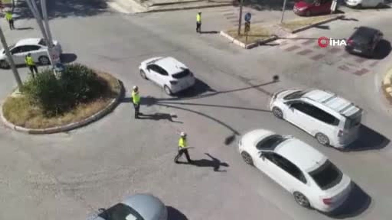 Elazığ'da YKS AYT günü polis dronlarla trafik takibi, geç kalan öğrenciler motorla yetiştirildi