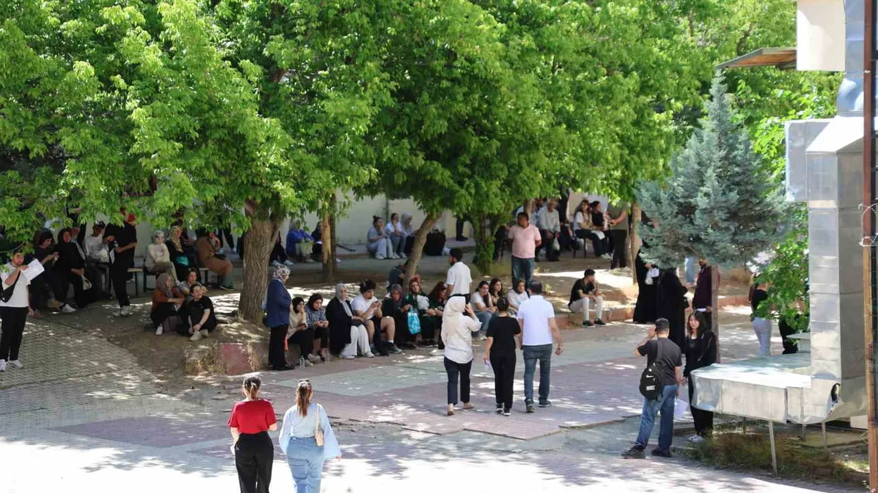 Elazığ’da yks maratonu başladı: 37 binden fazla aday sınav için sıralarda