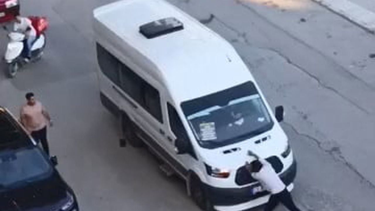 Elazığ'da yolcu minibüsünün önünü kesip kaputu yumrukladı