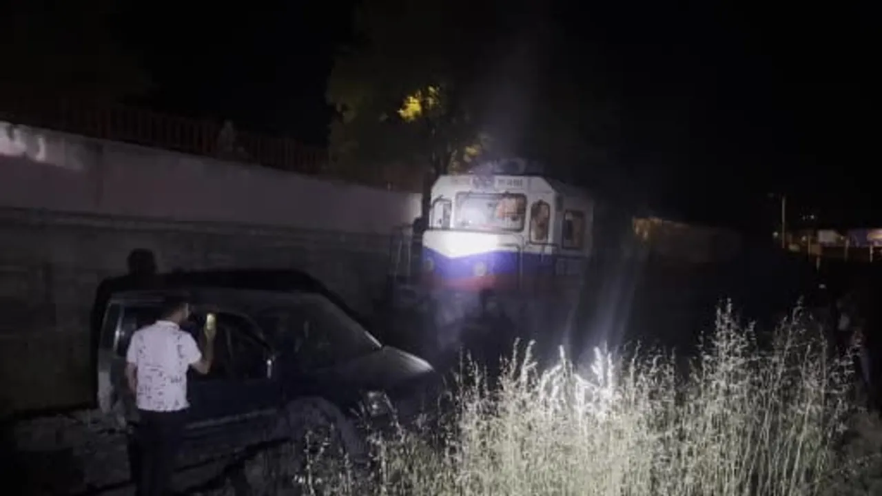 Elazığ'da yük treni hafif ticari aracı yaklaşık 120 metre sürükledi