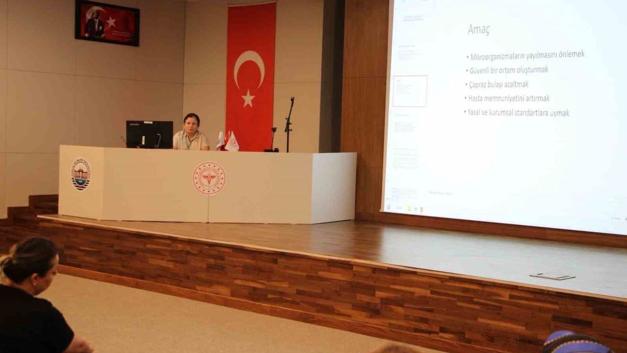 Elazığ Fethi Sekin Şehir Hastanesi personeline temizlik ve enfeksiyon kontrolü eğitimi