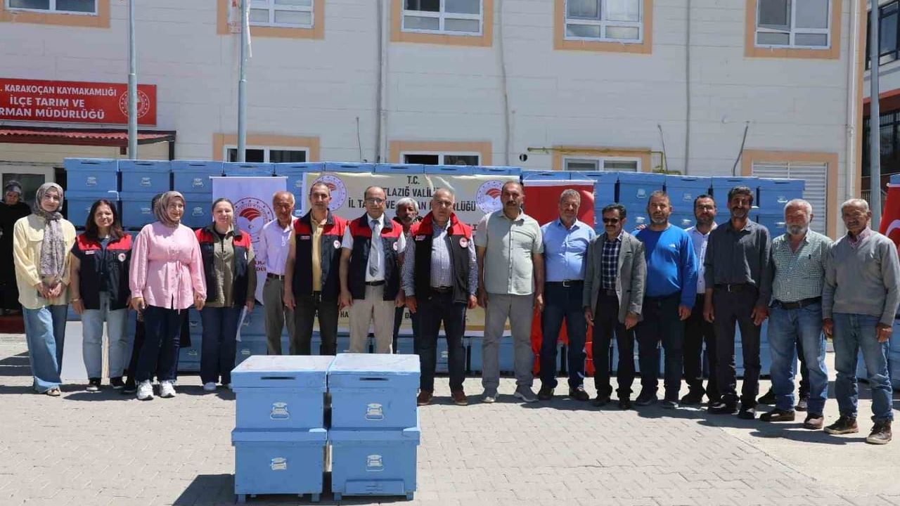 Elazığ Karakoçan'da 15 arı yetiştiricisine 150 kovan dağıtıldı