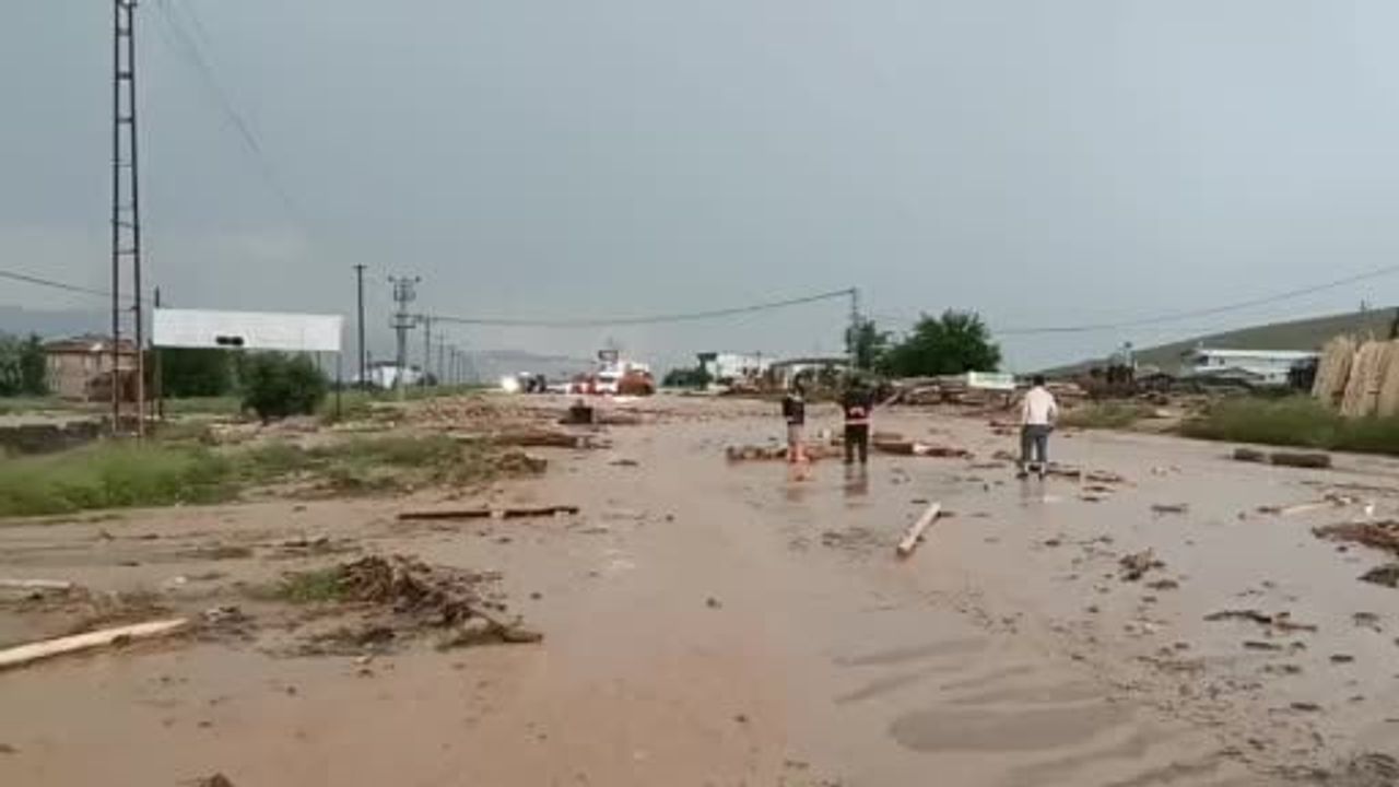 Elazığ-Tunceli karayolu sel nedeniyle çift taraflı ulaşıma kapandı, 1 kişi kurtarıldı
