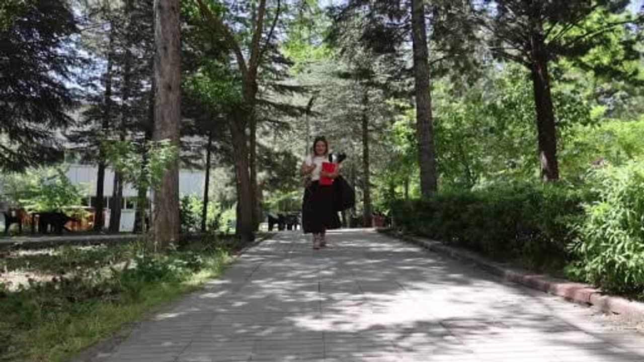 Elazığlı hemşire Hatice Merve Akgün, 10 yıllık kariyerini bırakarak konservatuvara başladı