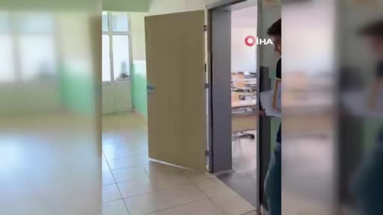 Emeklilikte 40 yıllık öğretmen karne gününde öğrencileriyle vedalaştı