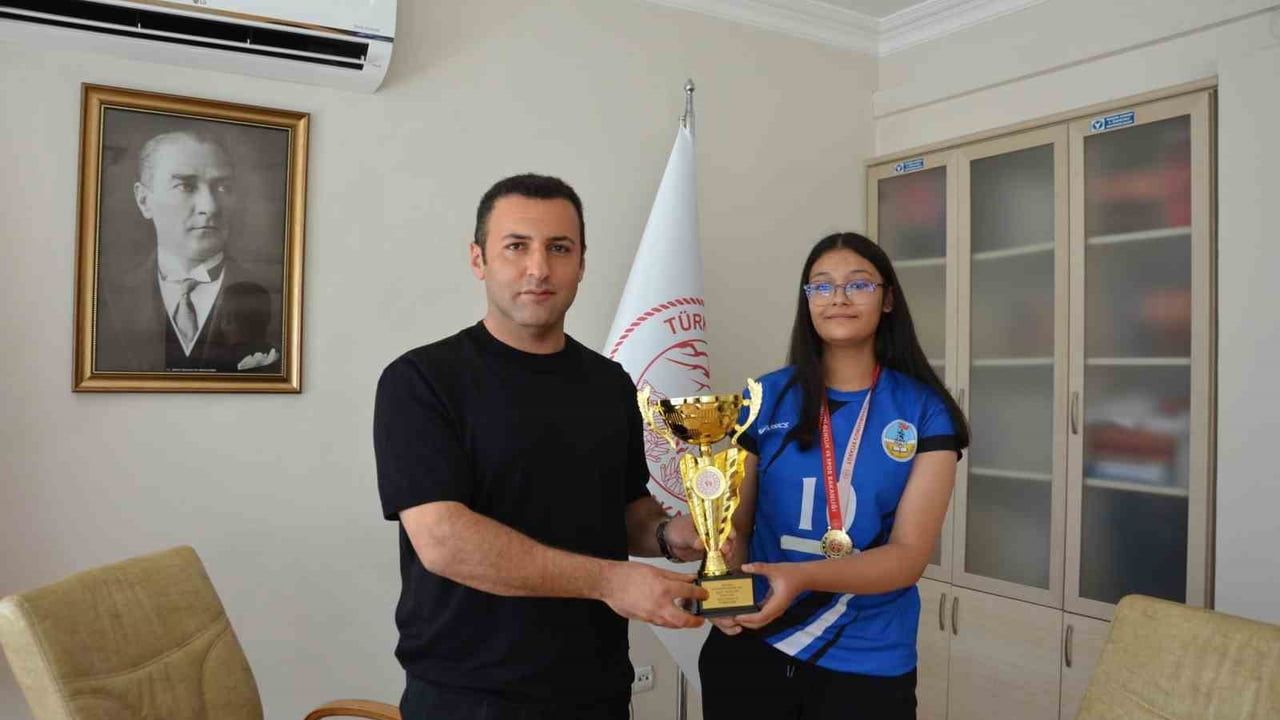 Emet kaymakamı, il birincisi kız voleybol takımını kabul etti
