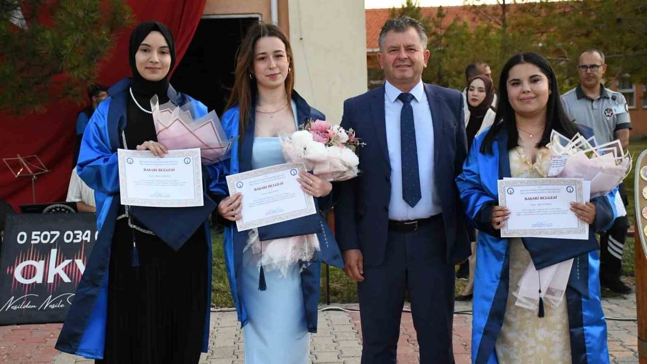 Emet MYO'da 157 öğrenci için mezuniyet töreni düzenlendi