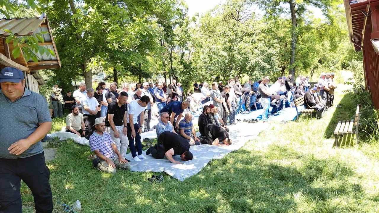 Emniyet şeridinde yardım ederken hayatını kaybeden Feyzullah Özçelik toprağa verildi