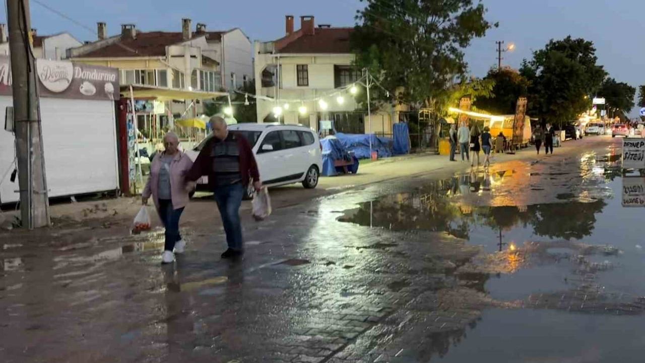 Enez sahilinde parke taşları su birikintilerine yol açıyor