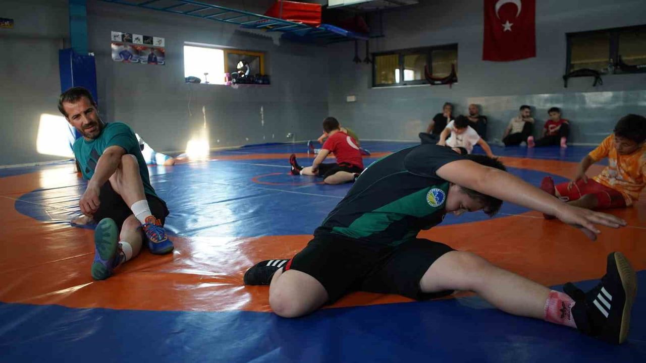 Enkaz altından dünya şampiyonluğuna uzanan güreşçi Kürşat Kiraz