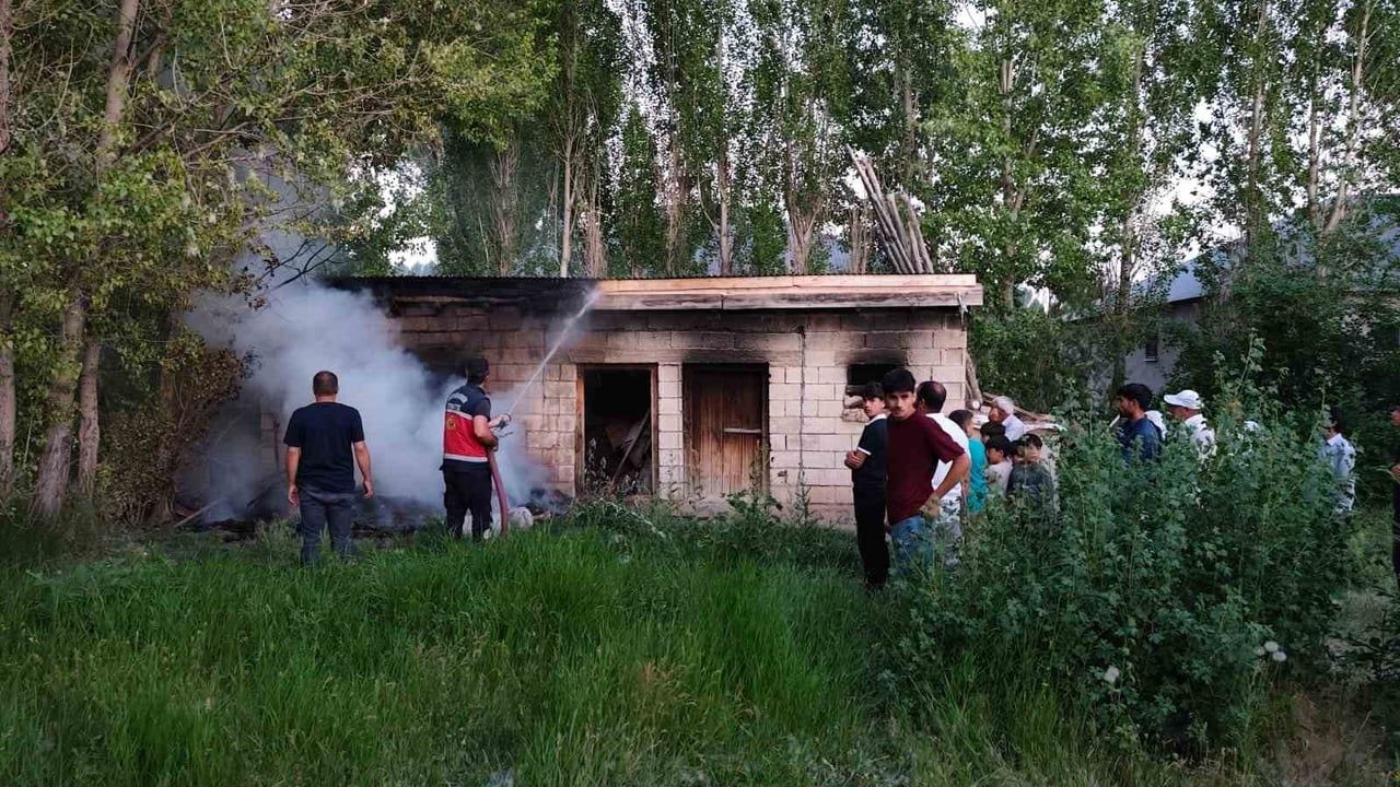 Erciş’te odunluk yangını söndürüldü