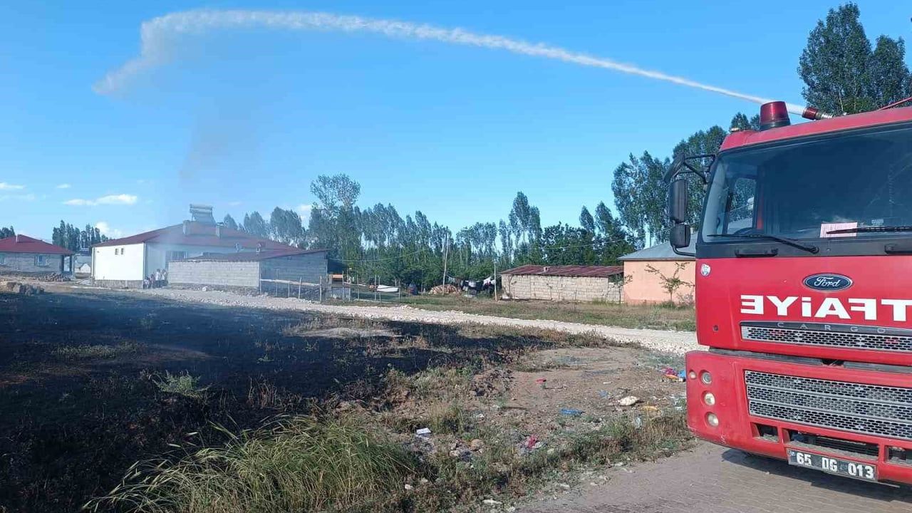 Erciş'te ot yangınları itfaiye ekiplerinin müdahalesiyle söndürüldü