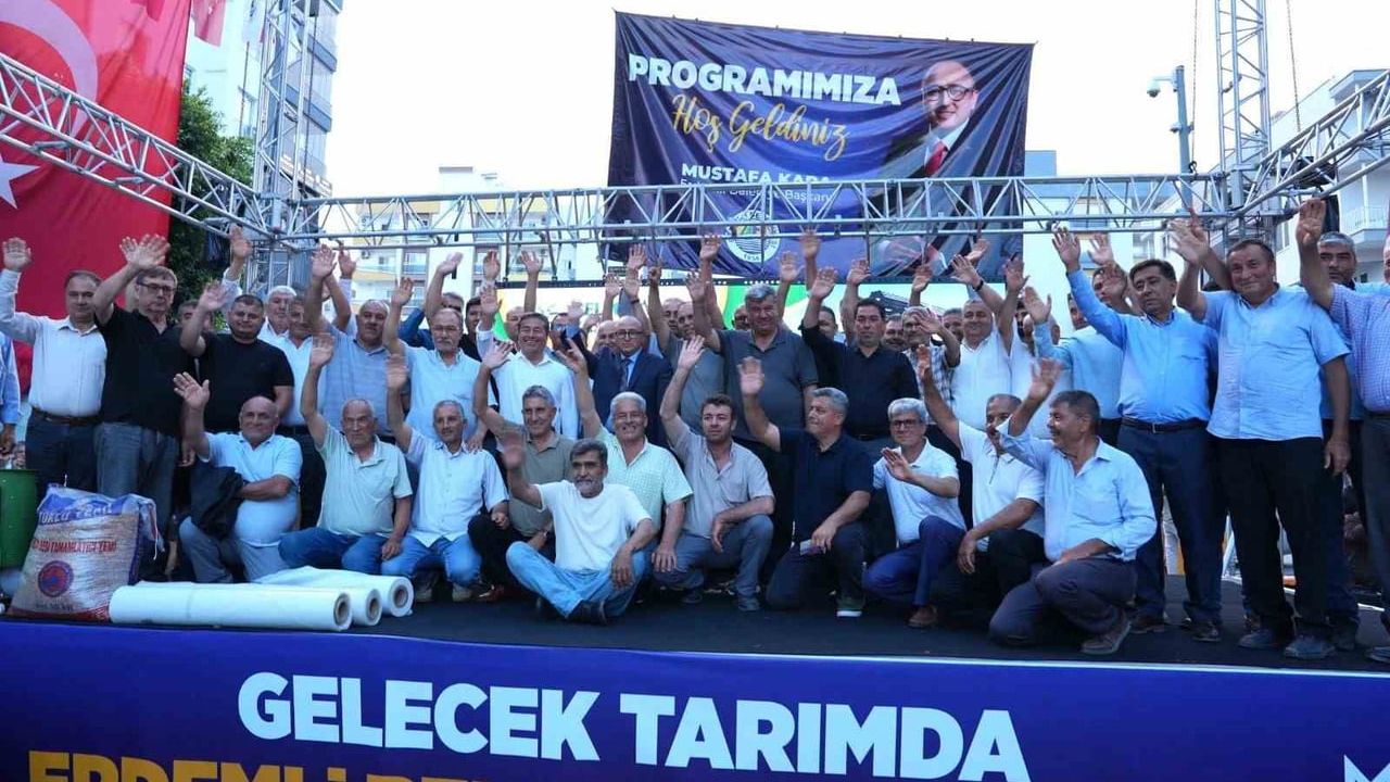 Erdemli Belediyesi üreticilere sulama borusu, güneş paneli, ceviz soyma makinesi ve yem desteği sağladı