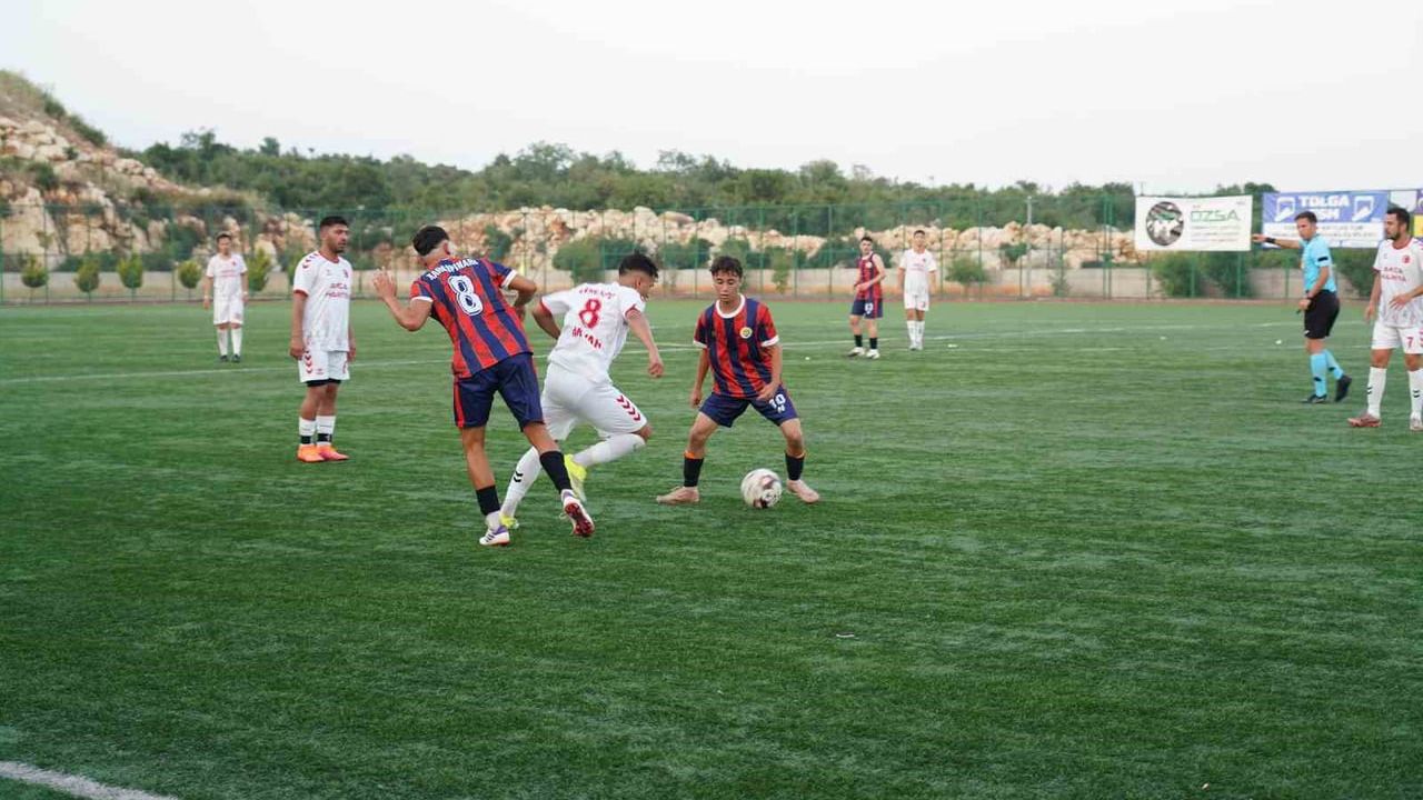 Erdemli'de 21. Kaymakamlık Kupası başladı, kadınlar tribünleri doldurdu