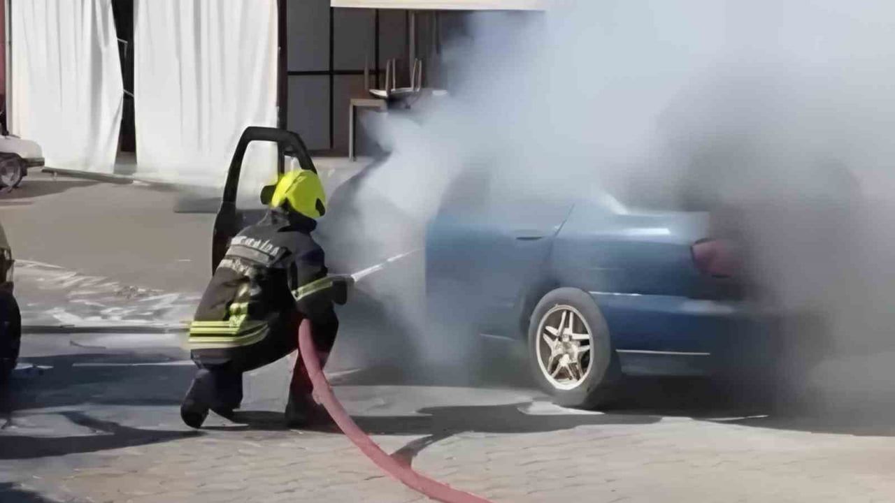 Erdemli sanayi sitesinde araç yangını kontrol altına alındı