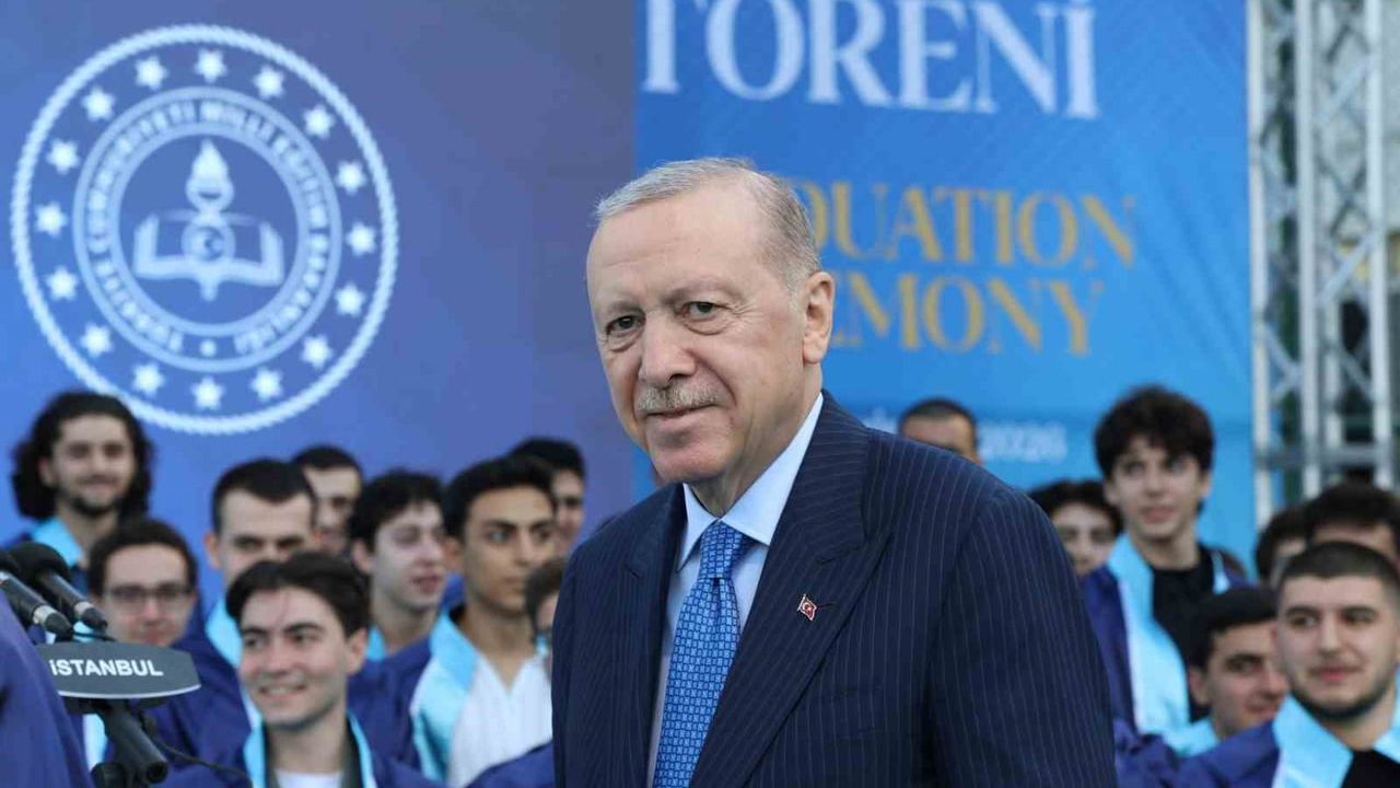 Erdoğan torunu Ömer Tayyip Erdoğan'a diplomasını takdim etti