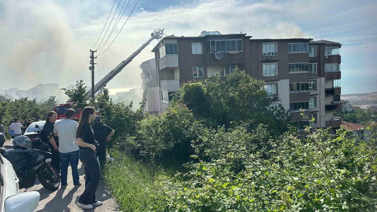 Ereğli'de 7 katlı binanın çatı katında yangın, itfaiye kontrol sağladı