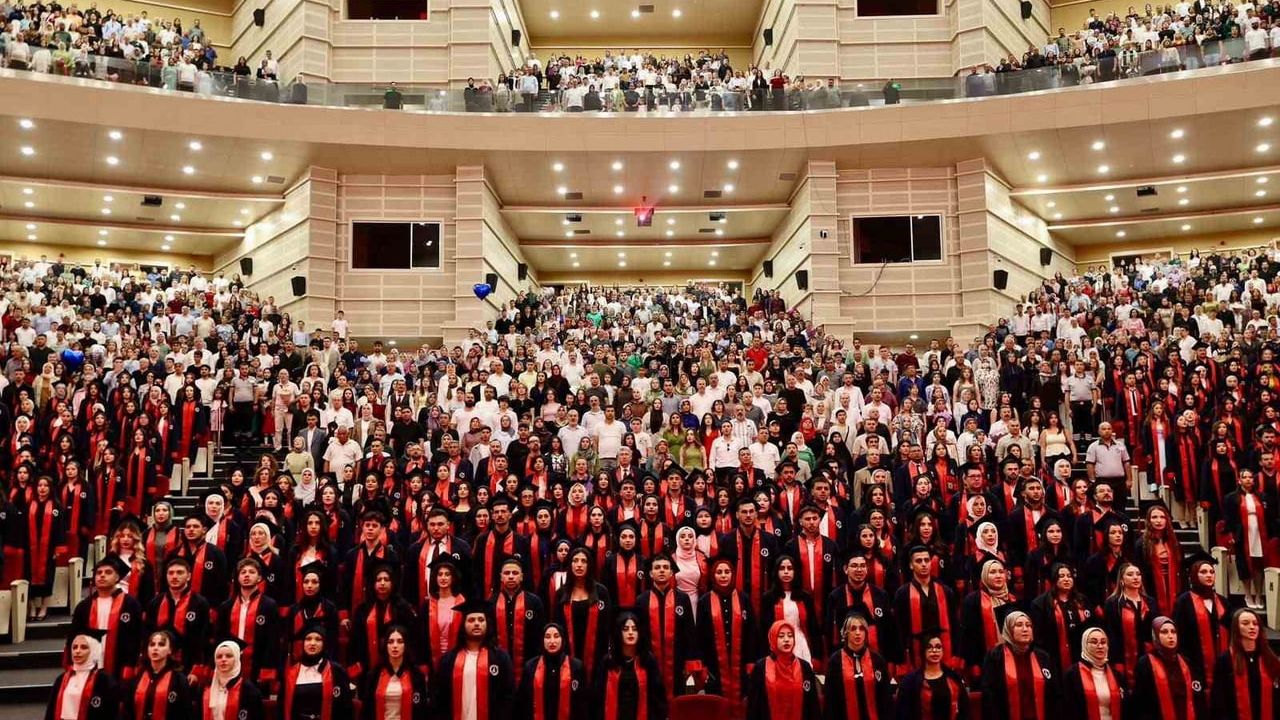 ERÜ Halil Bayraktar Sağlık Hizmetleri Meslek Yüksekokulu 415 öğrenci mezun etti