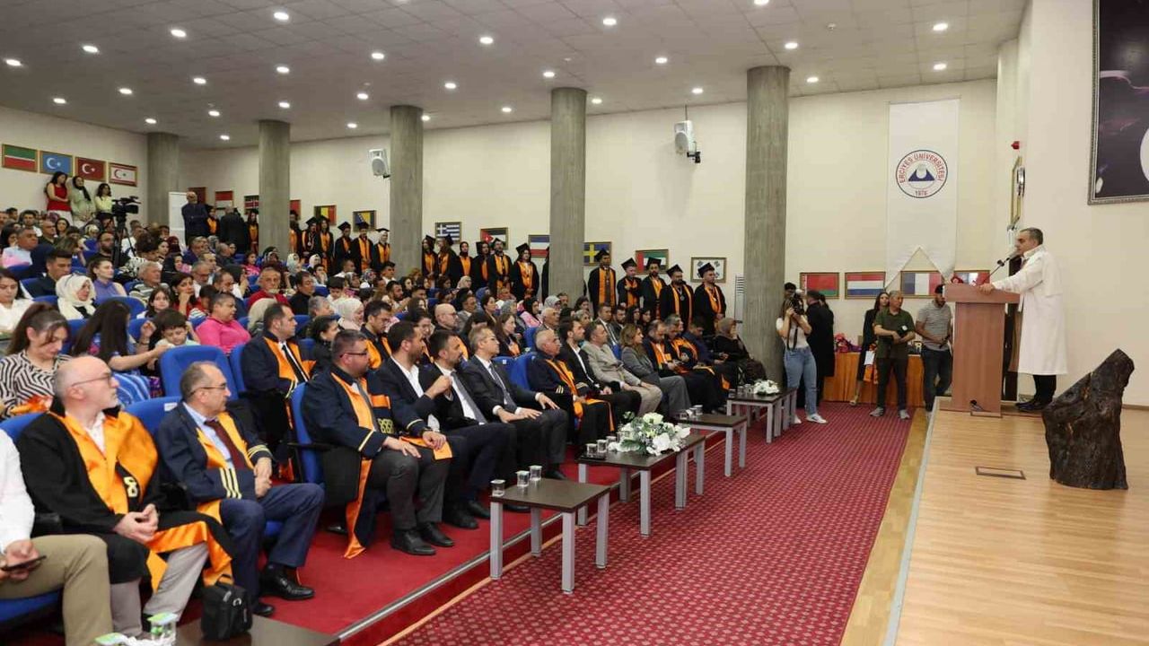 ERÜ Turizm Fakültesi 17. Dönem Mezunlarını Verdi — 102 Öğrenci Diplomasını Aldı