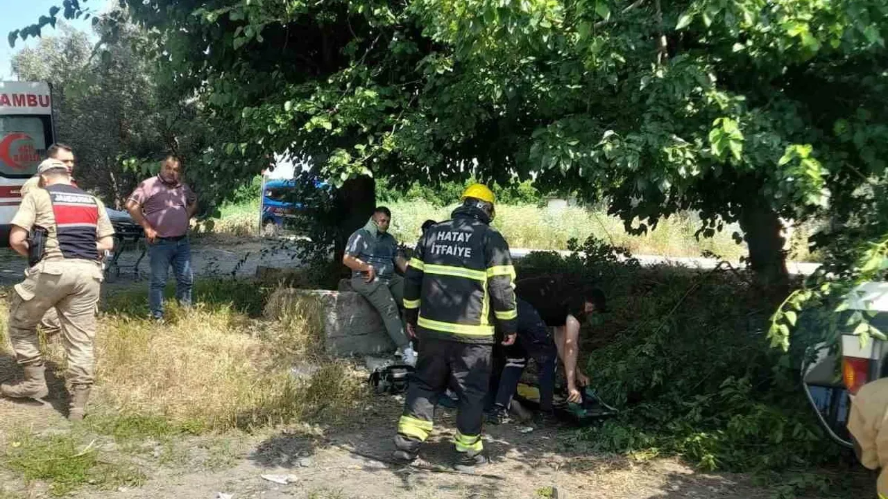Erzin'de takla atan otomobilde 3 kişi yaralandı