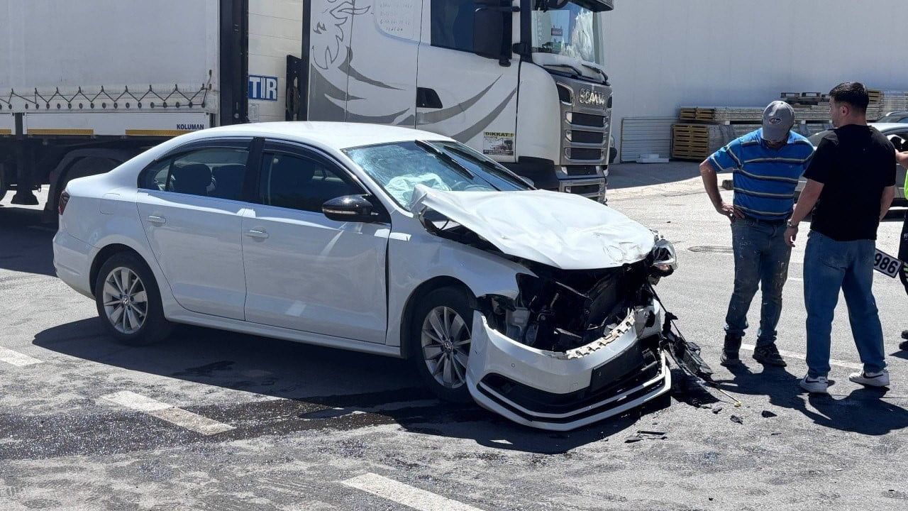 Erzincan'da 3 araçlı trafik kazası: 1 kişi yaralandı