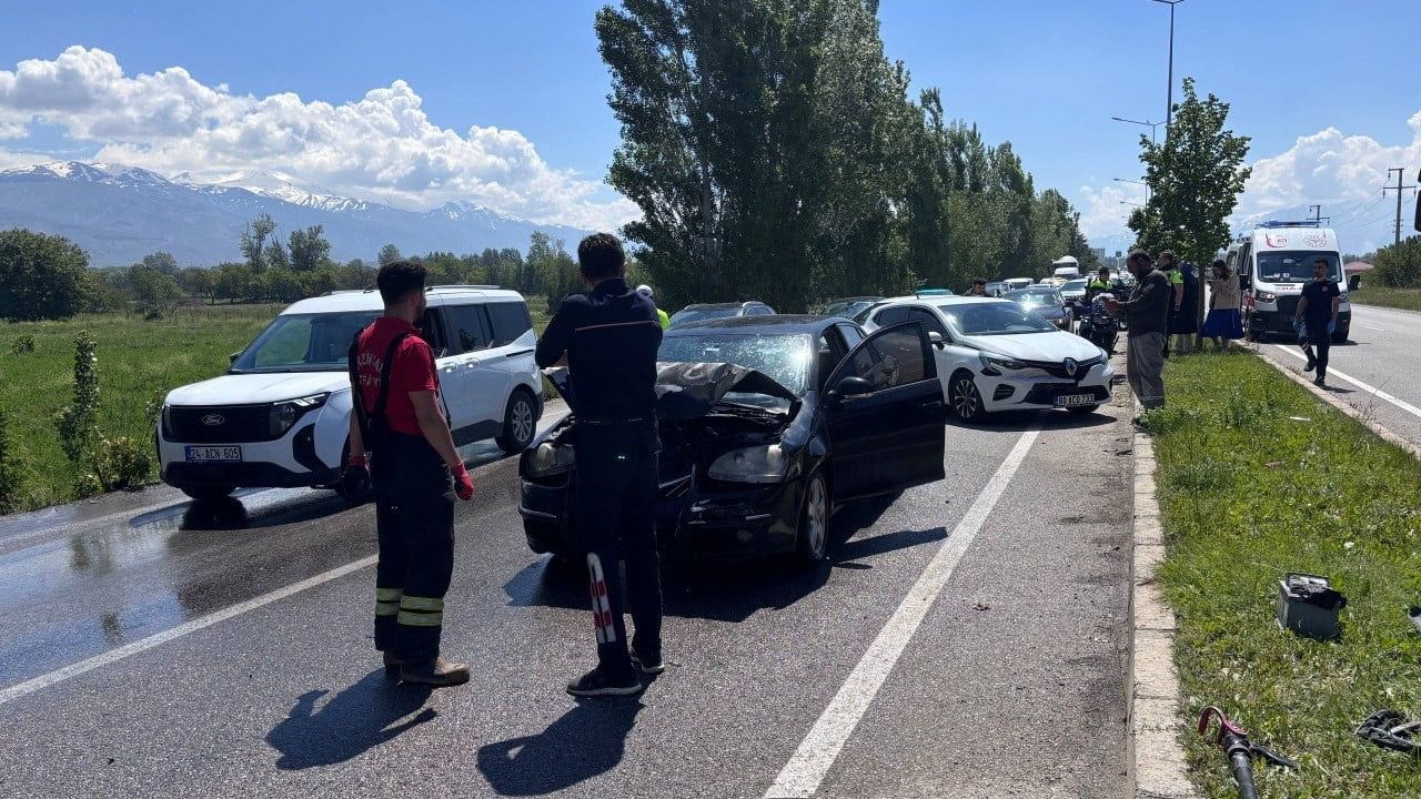 Erzincan'da 4 araçlı zincirleme kaza: araç yangını itfaiye tarafından söndürüldü