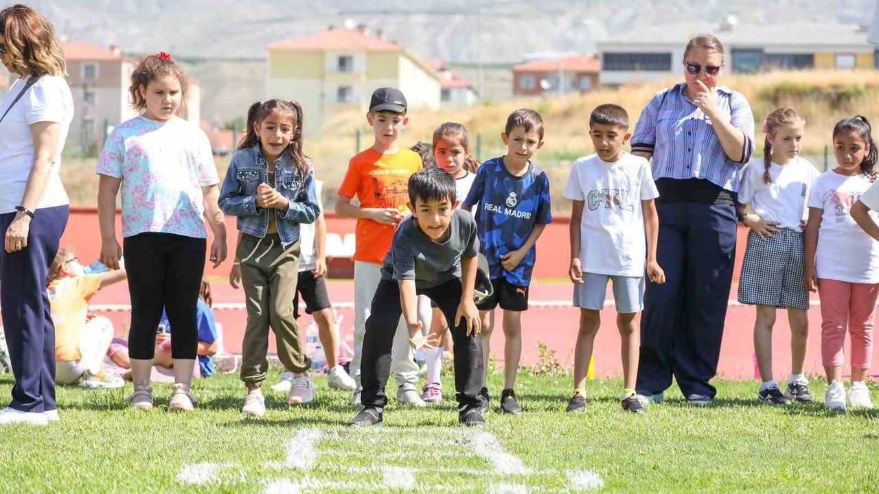 Erzincan'da bin öğrenci Geleneksel Çocuk Oyunları Şenliği'nde buluştu
