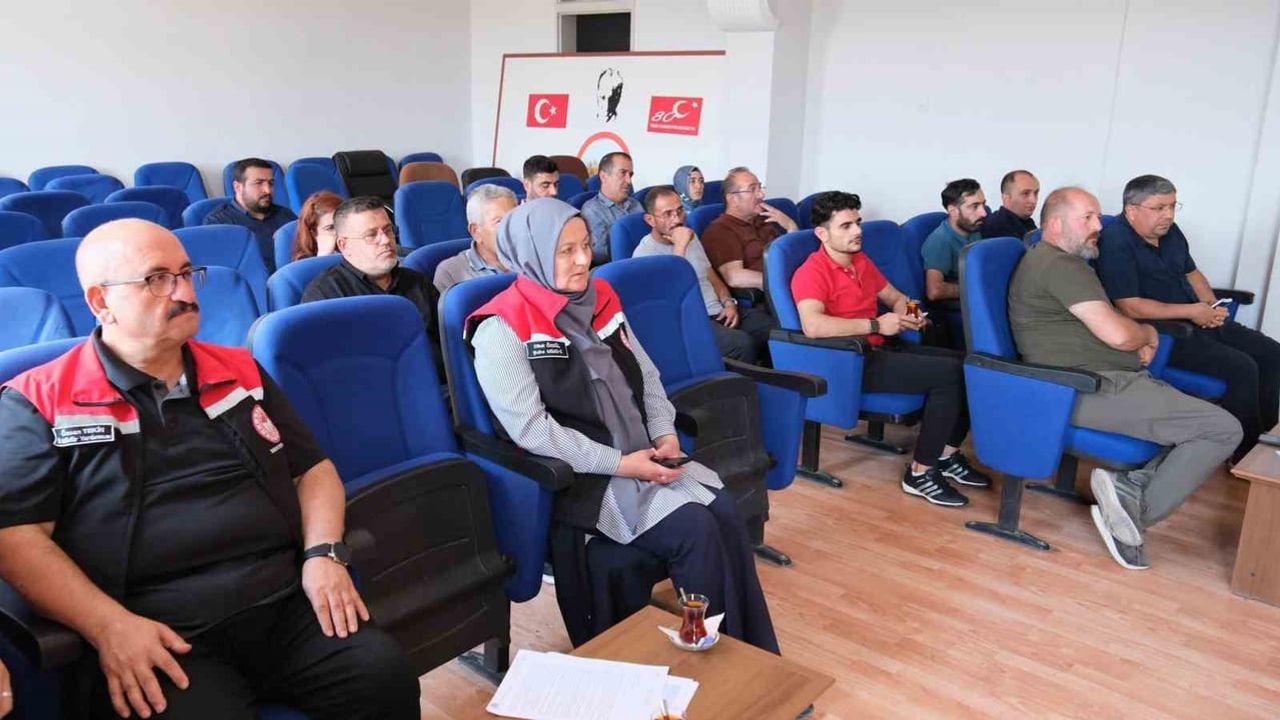 Erzincan'da bitki koruma ürünleri bayilerine b-reçete eğitimi verildi