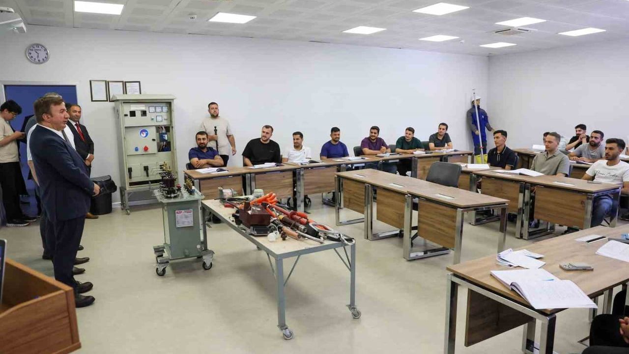 Erzincan'da elektrik dağıtımına yönelik eğitimlere ülke genelinden katılım