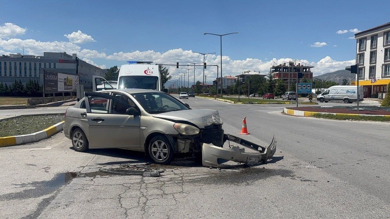 Erzincan'da iki otomobil çarpıştı: araçlar hurdaya döndü