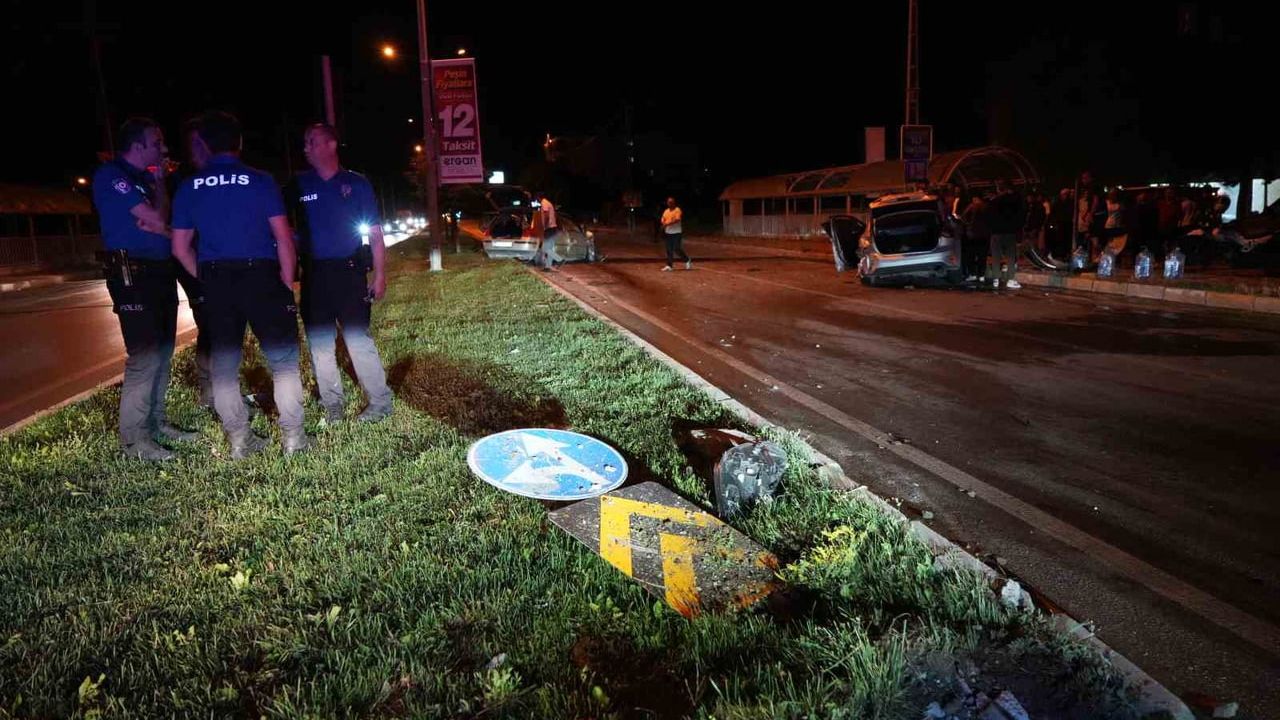 Erzincan'da iki otomobilin çarpışması sonucu 5 kişi yaralandı