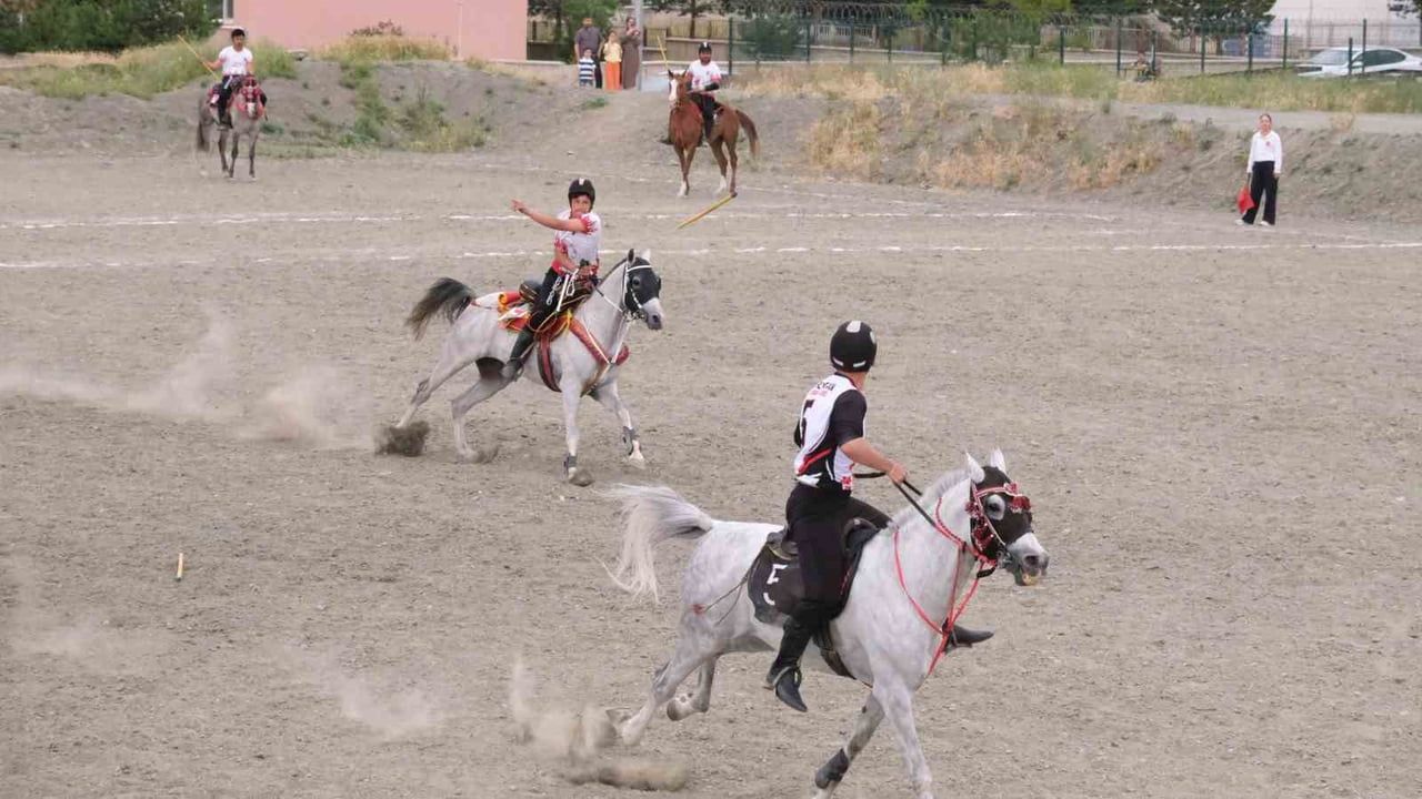 Erzincan’da kulüpler il birinciliği atlı cirit müsabakaları tamamlandı