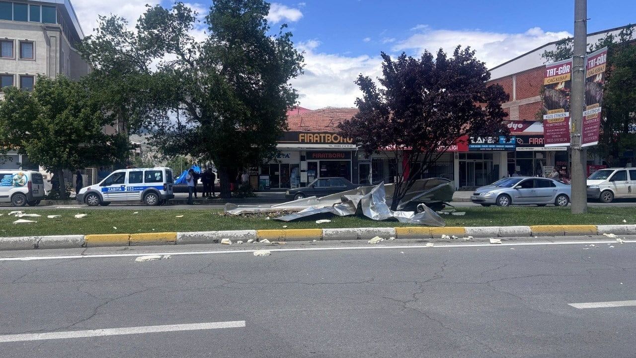 Erzincan’da kuvvetli rüzgar ev ve işyerlerinde hasara yol açtı