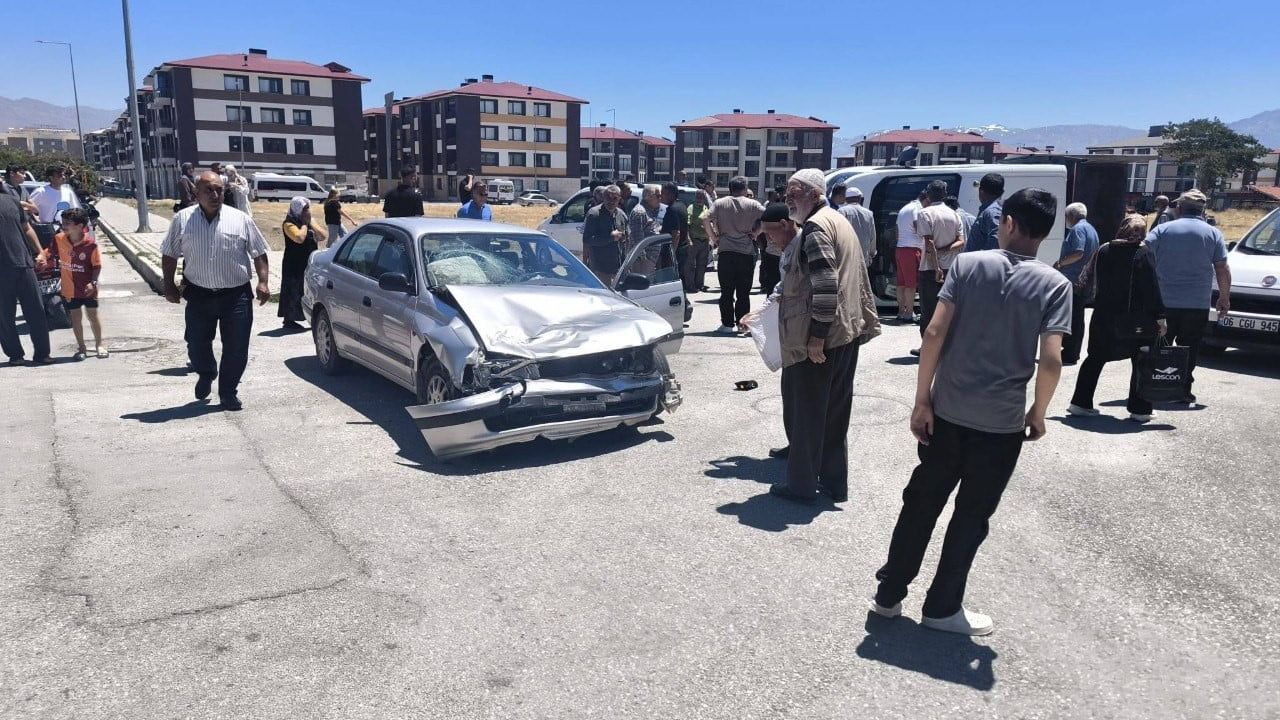 Erzincan'da maddi hasarlı trafik kazası