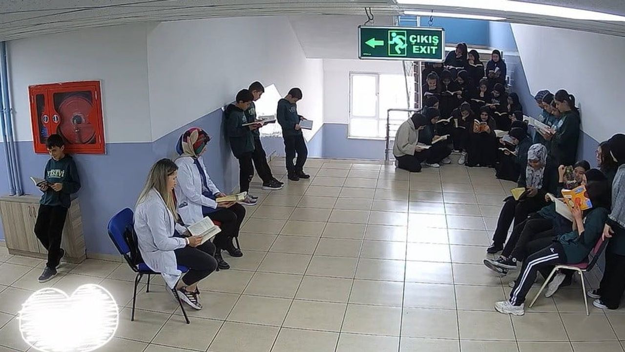 Erzincan'da öğretmenlerin sessiz okuma uygulaması öğrencileri kitaplara yönlendirdi