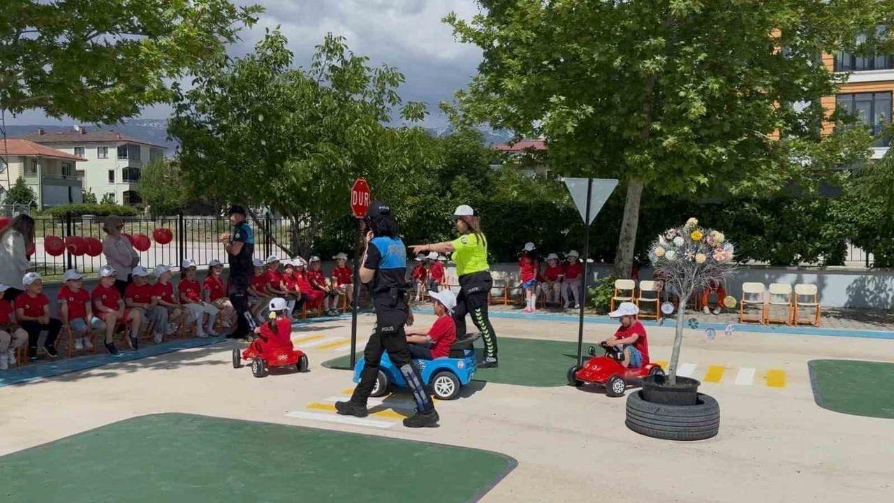 Erzincan'da okul öncesi öğrencilere uygulamalı trafik eğitimi