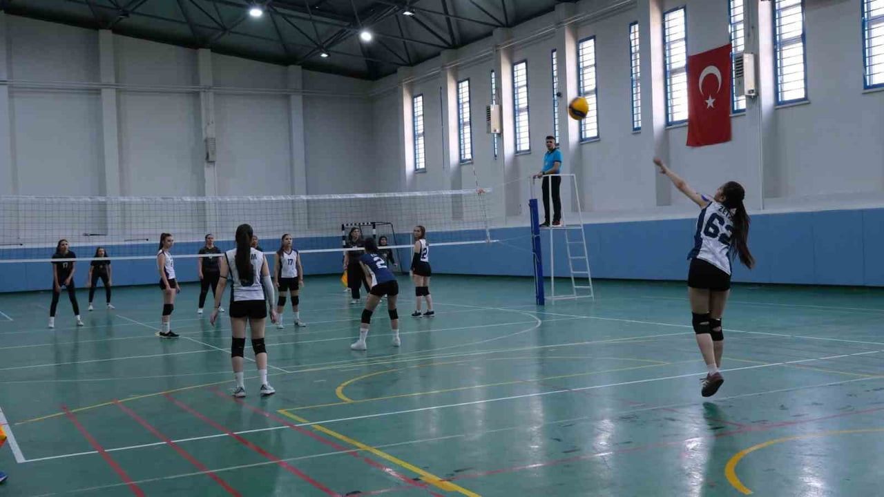 Erzincan'da okul sporları voleybol heyecanı sürüyor