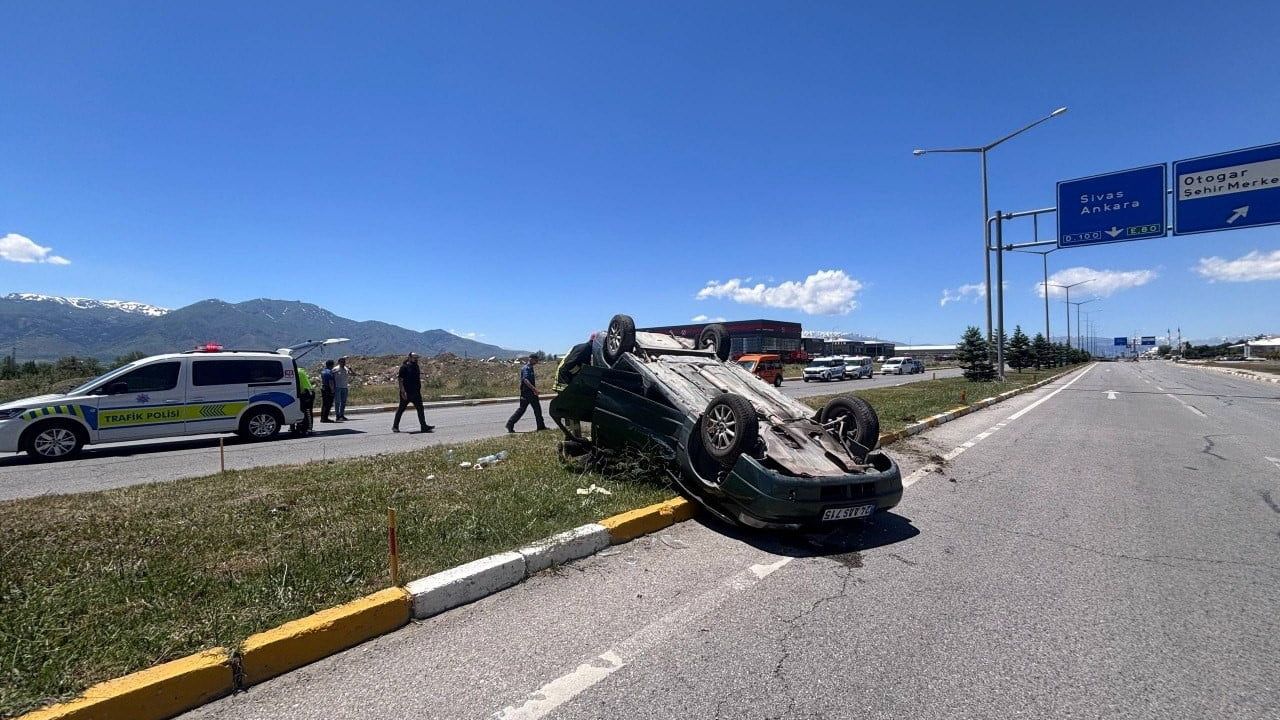 Erzincan'da otogar mevkiinde takla atan otomobilde 2 kişi yaralandı