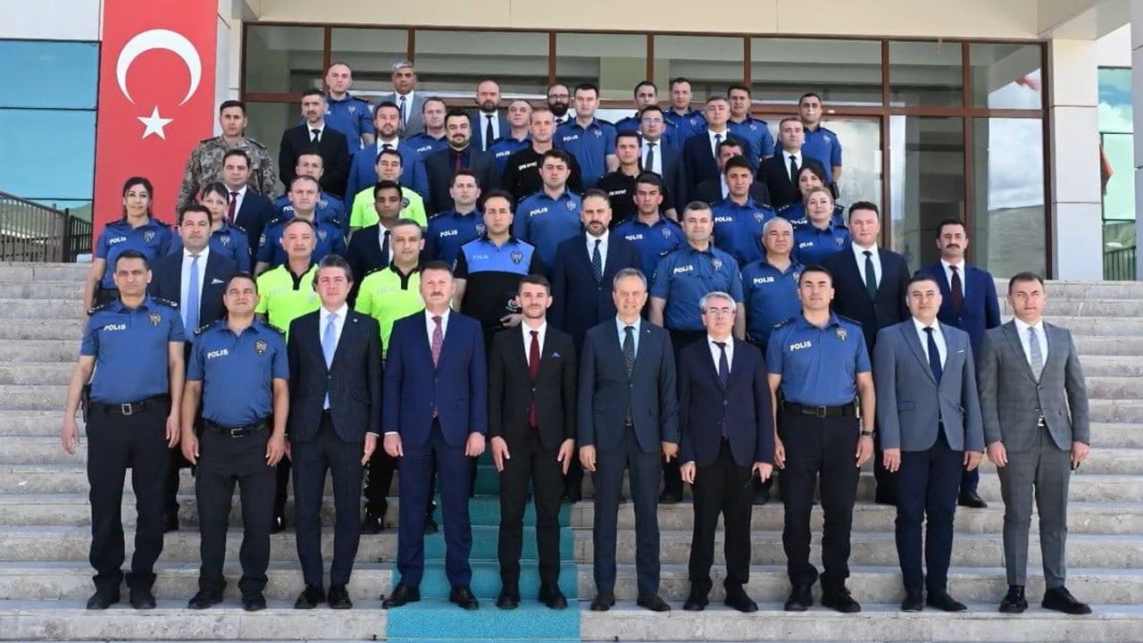 Erzincan’da terfi eden emniyet personeline yeni rütbeleri takıldı