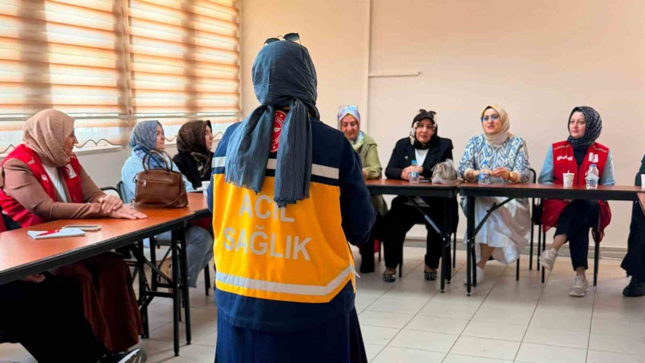 Erzincan'da Türk Kızılay ekiplerine temel ilk yardım eğitimi